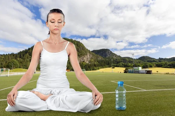 Jeune Femme Faisant Yoga Dans Parc — Photo