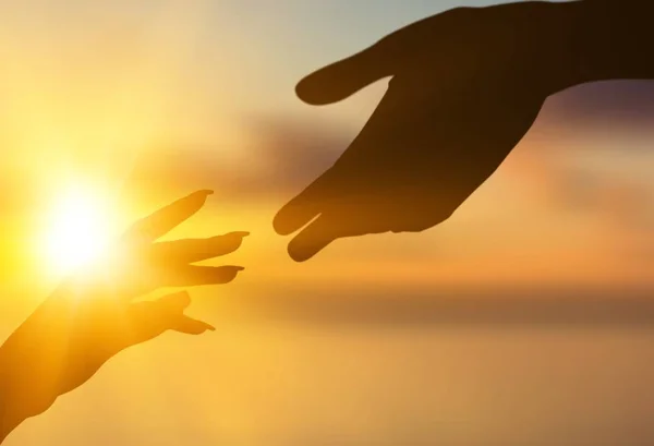 Χέρια Της Γυναίκας Και Του Άνδρα Στο Ηλιοβασίλεμα — Φωτογραφία Αρχείου
