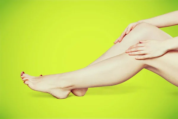 若い女性の足をマッサージ — ストック写真