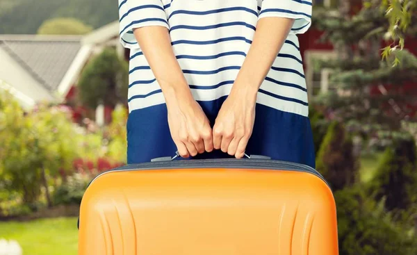 Seyahat çantası taşıyan genç bir kadın. — Stok fotoğraf