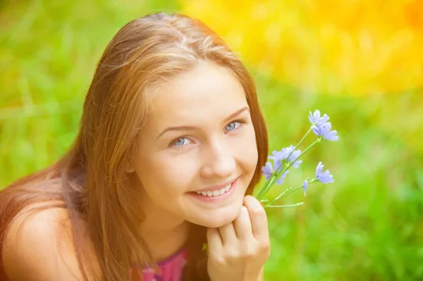 Retrato Mujer Con Flores Parque —  Fotos de Stock