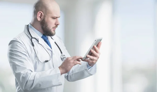 Doctor Sosteniendo Teléfono Inteligente Vista Cerca — Foto de Stock