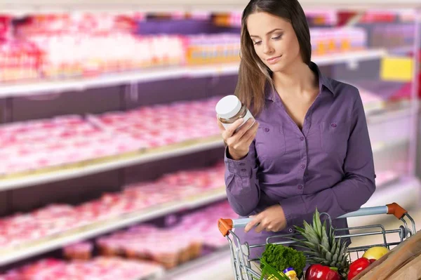 Giovane Donna Nel Supermercato — Foto Stock