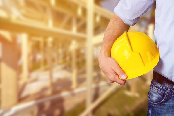 человек с шлемом в руке
