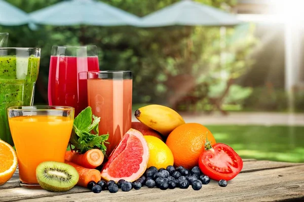 Különböző Egészséges Gyümölcslevekkel Friss Gyümölcsökkel — Stock Fotó
