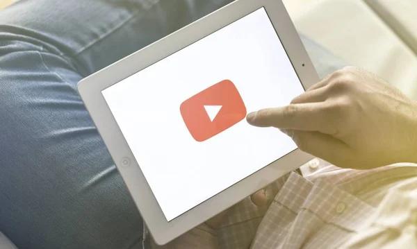 Man with youtube on  tablet pc — Stock Photo, Image