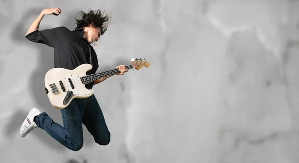 Performer Muž Kytarou Jumping — Stock fotografie