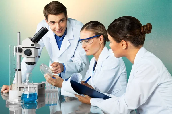 Três Jovens Cientistas Que Trabalham Laboratório — Fotografia de Stock