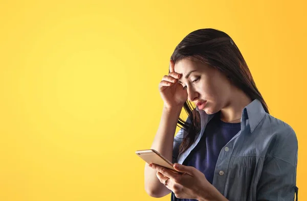 Jovem Com Telefone Celular — Fotografia de Stock