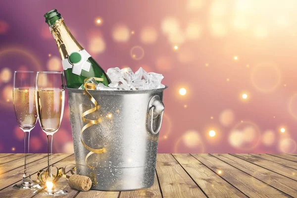 杯子里的香槟 冰桶里的瓶子 新年庆祝理念 — 图库照片