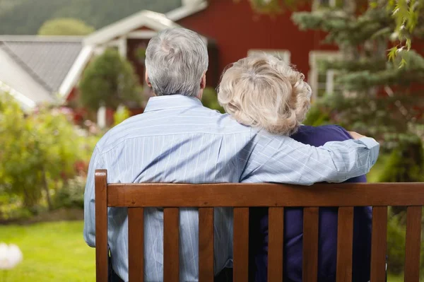 Porträt Eines Glücklichen Seniorenpaares Auf Bank — Stockfoto