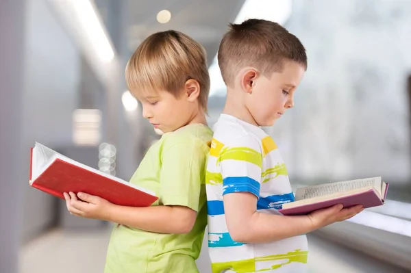 Милые Мальчики Читают Книги — стоковое фото