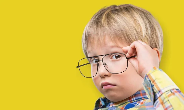 Mignon Petit Garçon Dans Lunettes Pensée — Photo