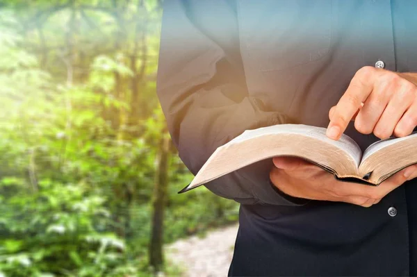 Чоловік Читає Біблію Фоні — стокове фото