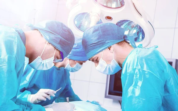 Jovens Cirurgiões Sala Operações — Fotografia de Stock