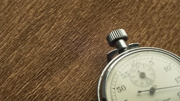 Vintage witte Stopwatch op de bruine structurele achtergrond draait de pijl — Stockvideo