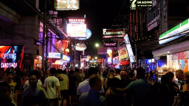 Ünlü gece Pattaya Street yürüyüş. Tayland.