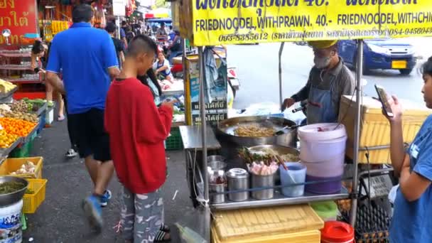 Aziatische straat eetbaars in de straten van Thailand. Pattaya. — Stockvideo