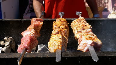 Şiş kebap doğada ızgarada pişmiş. Sokak gıda. Üzerinde şiş ızgara et