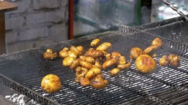 Aşçı mantar ızgara hazırlar. Barbekü partisi