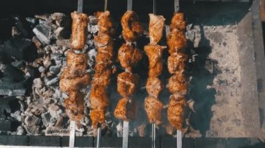 Üstten görünüm üzerinde şiş kebap doğada ızgarada pişmiş. Sokak gıda