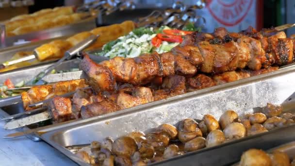Comida de rua cozida no balcão da loja. Kebabs shish em espetos, cogumelos grelhados, legumes — Vídeo de Stock