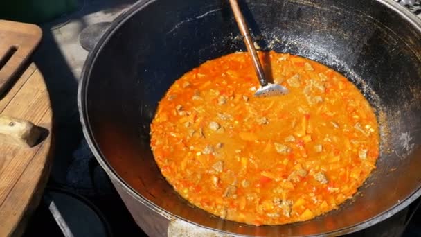 Grote kom van warme soep van de Georgische Kharcho met vlees. Buiten eten winkel — Stockvideo