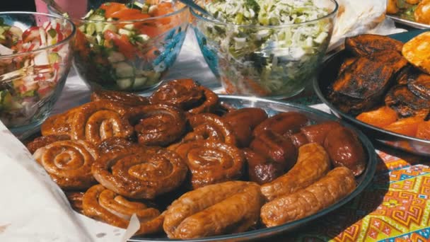 Várias salsichas, legumes, pimentão búlgaro cozido na grelha estão no balcão do Mercado de Rua — Vídeo de Stock
