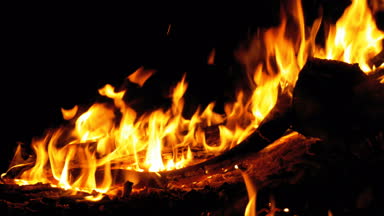 Gece kamp ateşi. Günlükleri turuncu alevler içinde yanan
