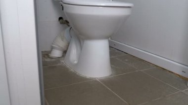 Kameranın düzgün alttan üst içinde beyaz genel tuvalet odacık taşır