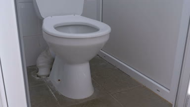 Kameranın düzgün alttan üst içinde beyaz genel tuvalet odacık taşır