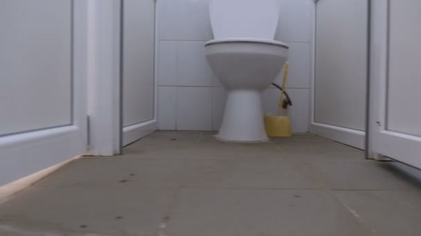 Openbaar toilet werkplekken. De camera beweegt soepel van onderen tussen de witte hutten van het toilet — Stockvideo