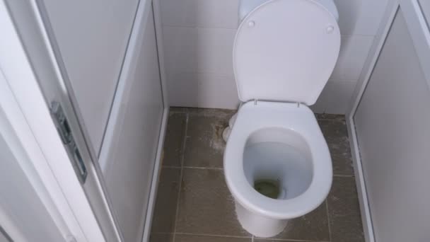 Kamera umumi tuvalet kabin içinde hareket eder. — Stok video