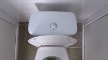 Umumi tuvalet. Kameranın en baştan taşır. Tuvalet beyazdır.