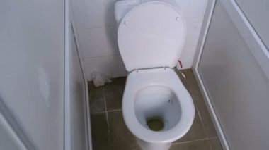 Kamera umumi tuvalet kabin içinde hareket eder.