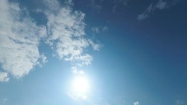 Bulutlar Sun Bright Shining ile mavi gökyüzünde hareket ediyor. Zaman atlamalı