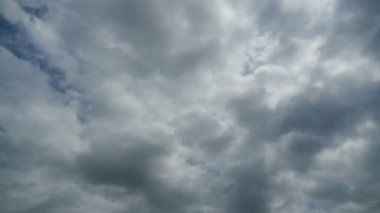 Gri bulutlar gökyüzünde hareket ediyor. Zaman atlamalı
