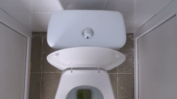 Toilettes publiques. La caméra se déplace du haut. Les toilettes sont blanches . — Video
