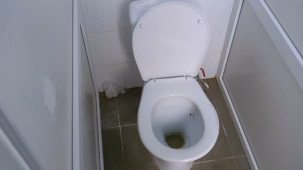 La cámara se mueve dentro del cubículo de baño público — Vídeos de Stock