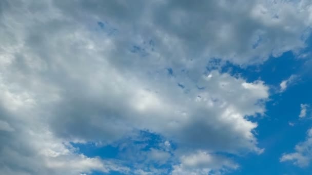 Chmury poruszają się w błękitne niebo. Upływ czasu — Wideo stockowe