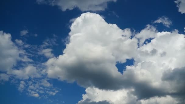 Las nubes se mueven en el cielo azul. Tiempo de caducidad — Vídeo de stock