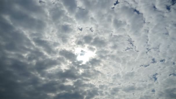 Nuvens estão se movendo no céu azul com o sol brilhante brilhando. Tempo de Caducidade — Vídeo de Stock