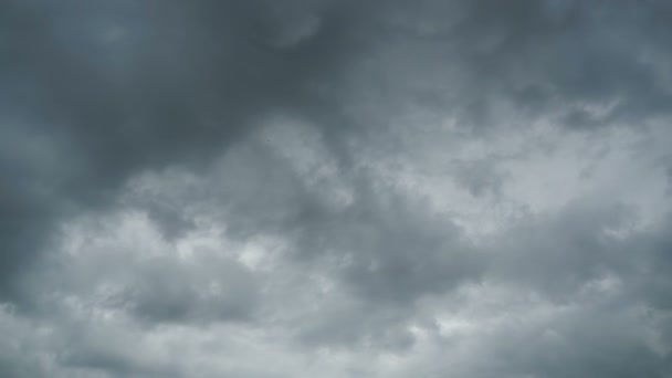 Des nuages gris se déplacent dans le ciel. Délai imparti 