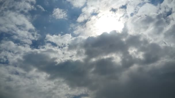 Wolken gaan in de blauwe hemel met Bright zon schijnt. Time-lapse — Stockvideo