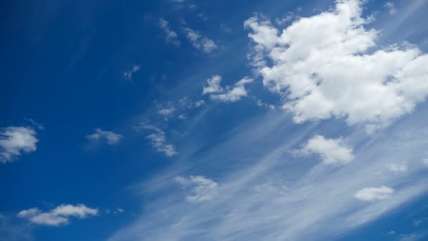 Wolken Gaan Blauwe Hemel Timelapse Mooie Witte Pluizige Wolken Blauwe — Stockvideo