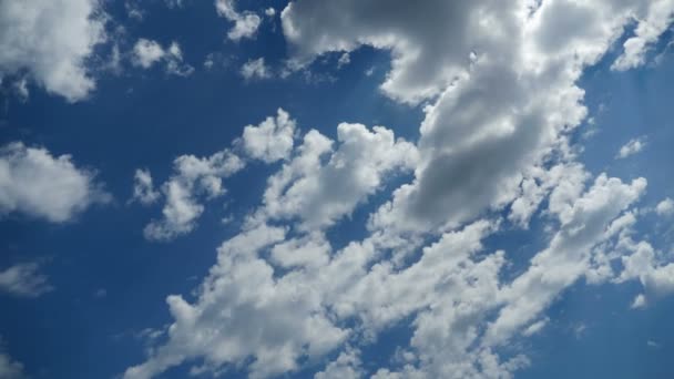 Les nuages se déplacent dans le ciel bleu. Délai imparti — Video