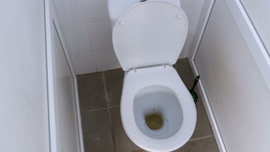 Kamera umumi tuvalet hücre taşır. Banyoda tuvalet kasenin içine görmek. Tuvalet beyazdır.