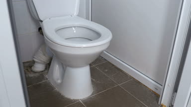 Kameranın düzgün alttan üst içinde beyaz genel tuvalet odacık taşır