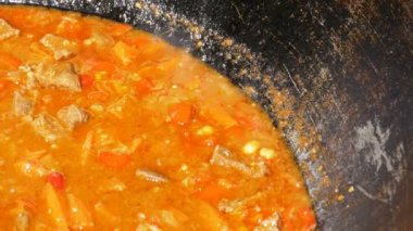 Sıcak Gürcü çorbası Kharcho etli büyük kâse. Açık food Dükkanı