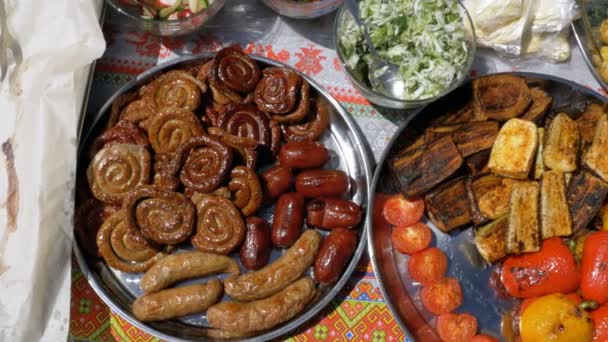 Vista superior de varias salchichas, verduras, pimienta búlgara y otros alimentos cocinados en la parrilla — Vídeo de stock